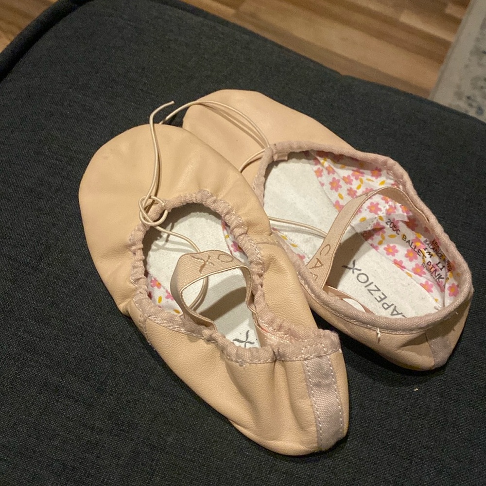 Girls size 1 Capezio ballet shoes